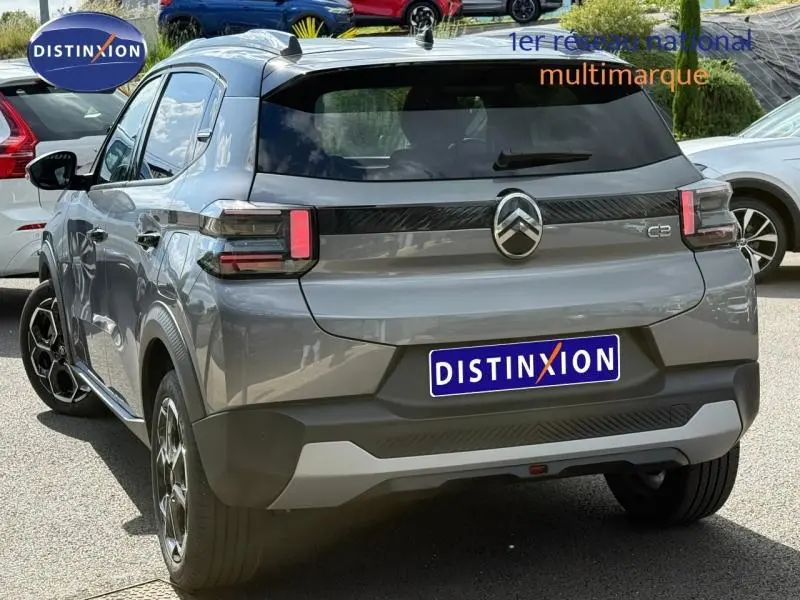 Vue 3/4 arrière droite d'une Citroën C3 2025 gris Mercury avec feux arrière LED et jantes alu noires.