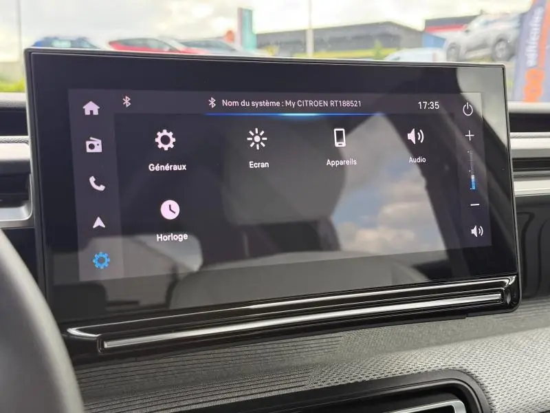 Écran tactile multifonction du tableau de bord de la Citroën C3 1.2 Turbo 100ch gris Mercury, vue frontale rapprochée.