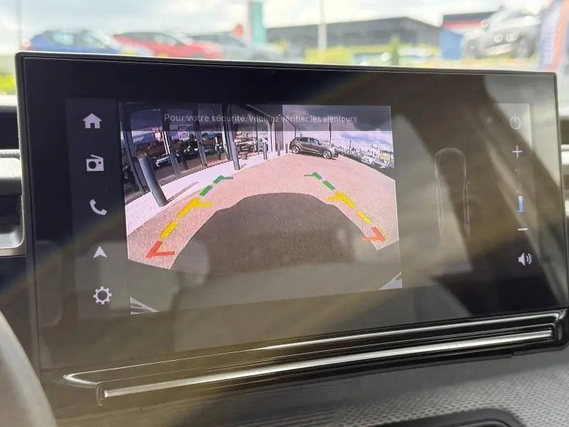 Écran tactile intérieur montrant la caméra de recul d'une Citroën C3 gris Mercury, vue depuis le poste de conduite.