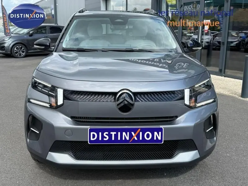 Vue avant d'une Citroën C3 1.2 Turbo 100ch MAX gris Mercury avec phares LED et calandre noire brillante.