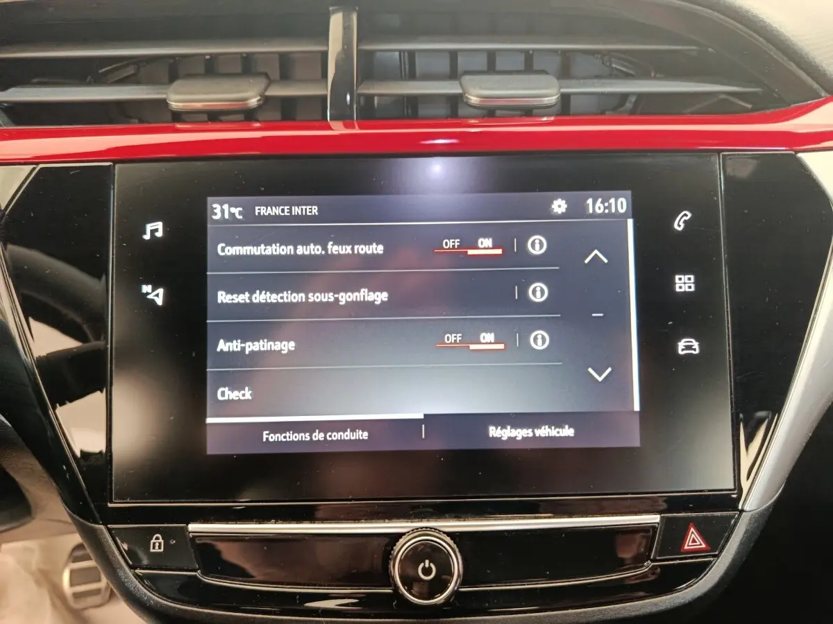 Écran tactile central de la console de l’Opel Corsa rouge 2023 affichant les réglages d’aide à la conduite.