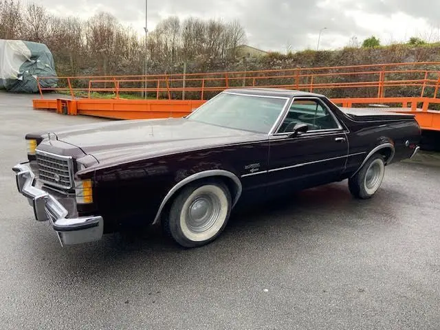 Ford Aerostar Ranchero Squire bordeaux métal, vue 3/4 avant droite, avec sa benne caractéristique et jantes acier.