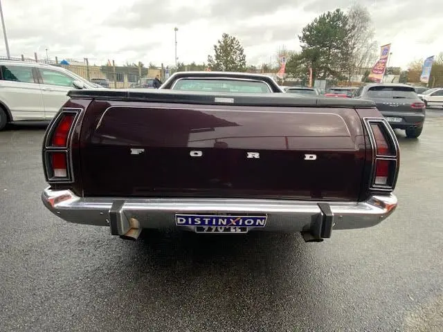 Vue arrière d'une Ford Aerostar Ranchero Squire bordeaux métal de 1979 avec logo Ford et double sortie d'échappement.