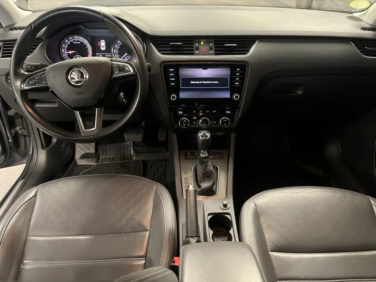 Vue intérieure avant de la Skoda Octavia 2.0 TDI 2020 avec sellerie cuir noire et tableau de bord numérique.