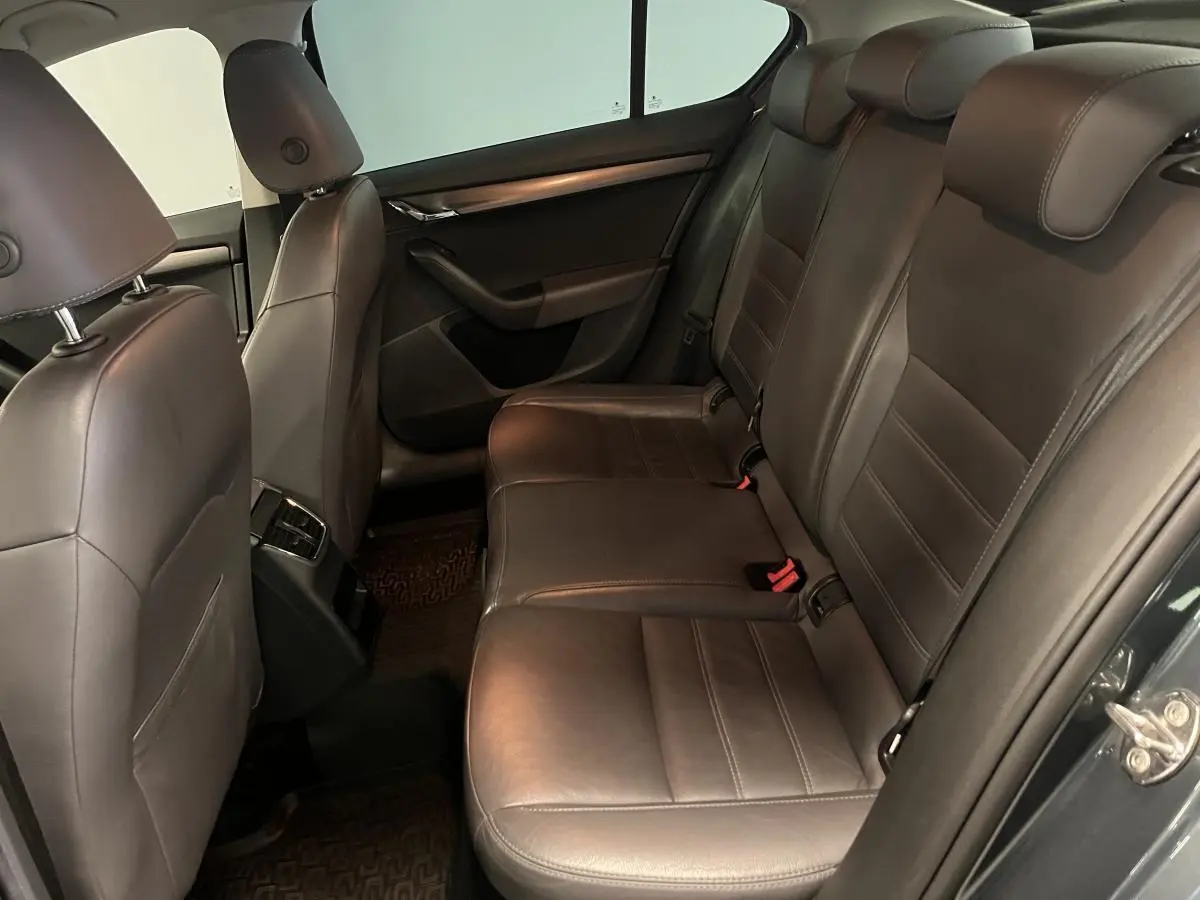 Vue intérieure de la banquette arrière en cuir gris de la Skoda Octavia 2020, côté droit ouvert.