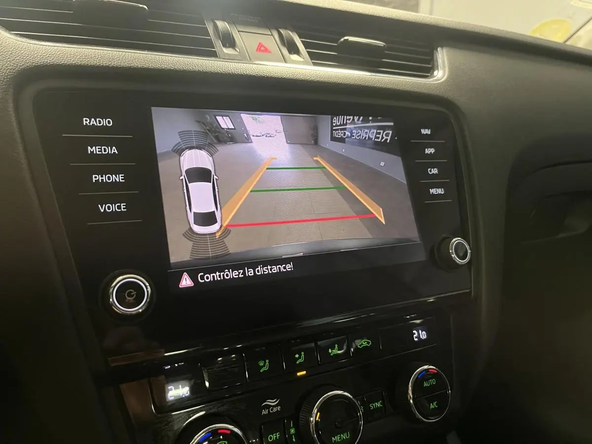Vue rapprochée de l'écran central affichant la caméra de recul d'une Skoda Octavia gris 2.0 TDI 2020.