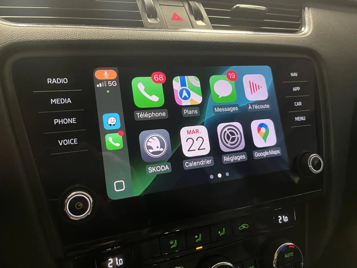 Écran tactile central de la Skoda Octavia 2020 affichant Apple CarPlay avec commandes autour en noir brillant