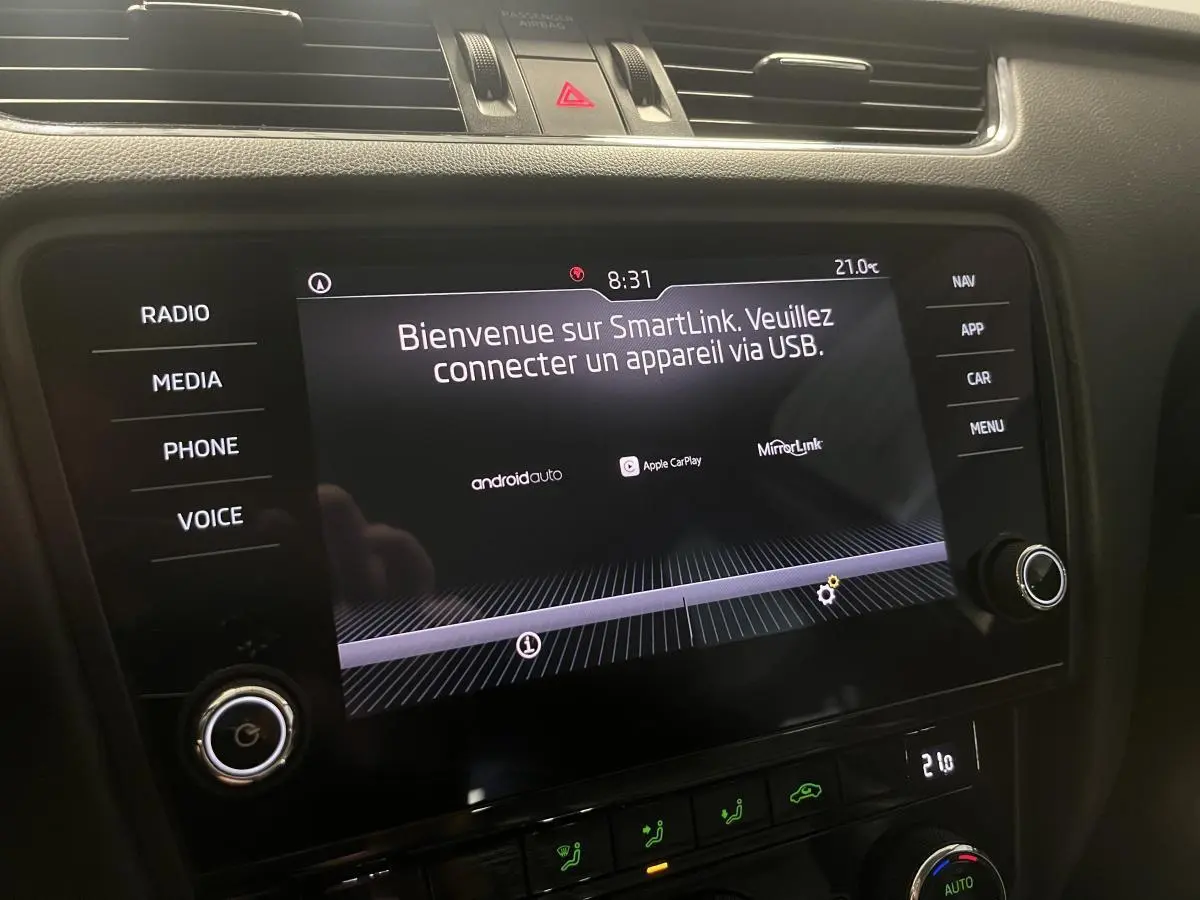 Écran tactile central de la Skoda Octavia 2020 gris, affichant l'accueil SmartLink avec commandes tactiles et boutons latéraux.
