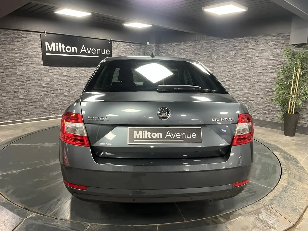 Vue arrière d'une Skoda Octavia gris métallisé 2020 avec feux arrière LED et logo central sur hayon.