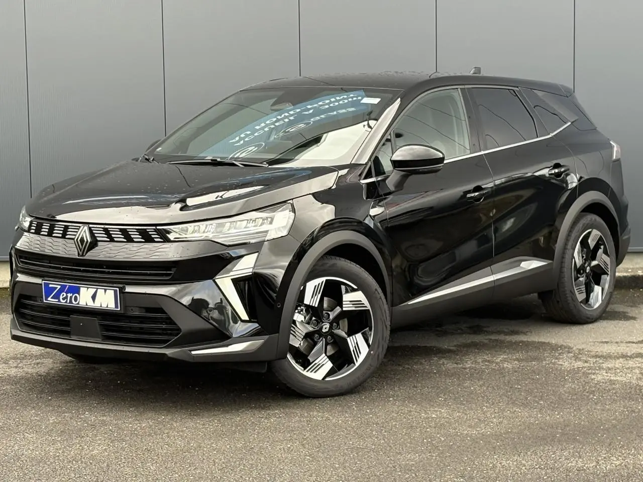 Renault Symbioz noir étoile en 3/4 avant droit, avec jantes 18 pouces et calandre distinctive Renault.