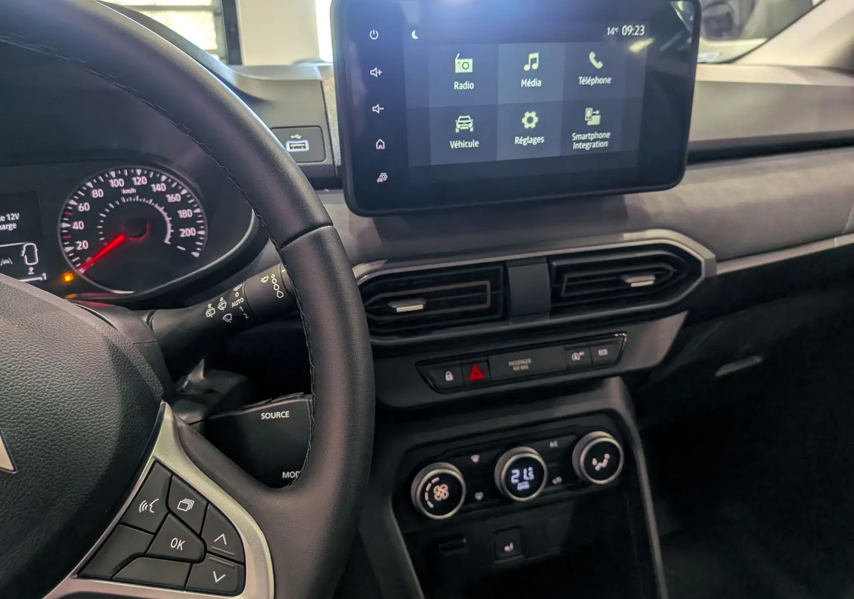 Vue intérieure côté conducteur du tableau de bord du Dacia Sandero Stepway 2025 avec écran tactile et commandes au volant.