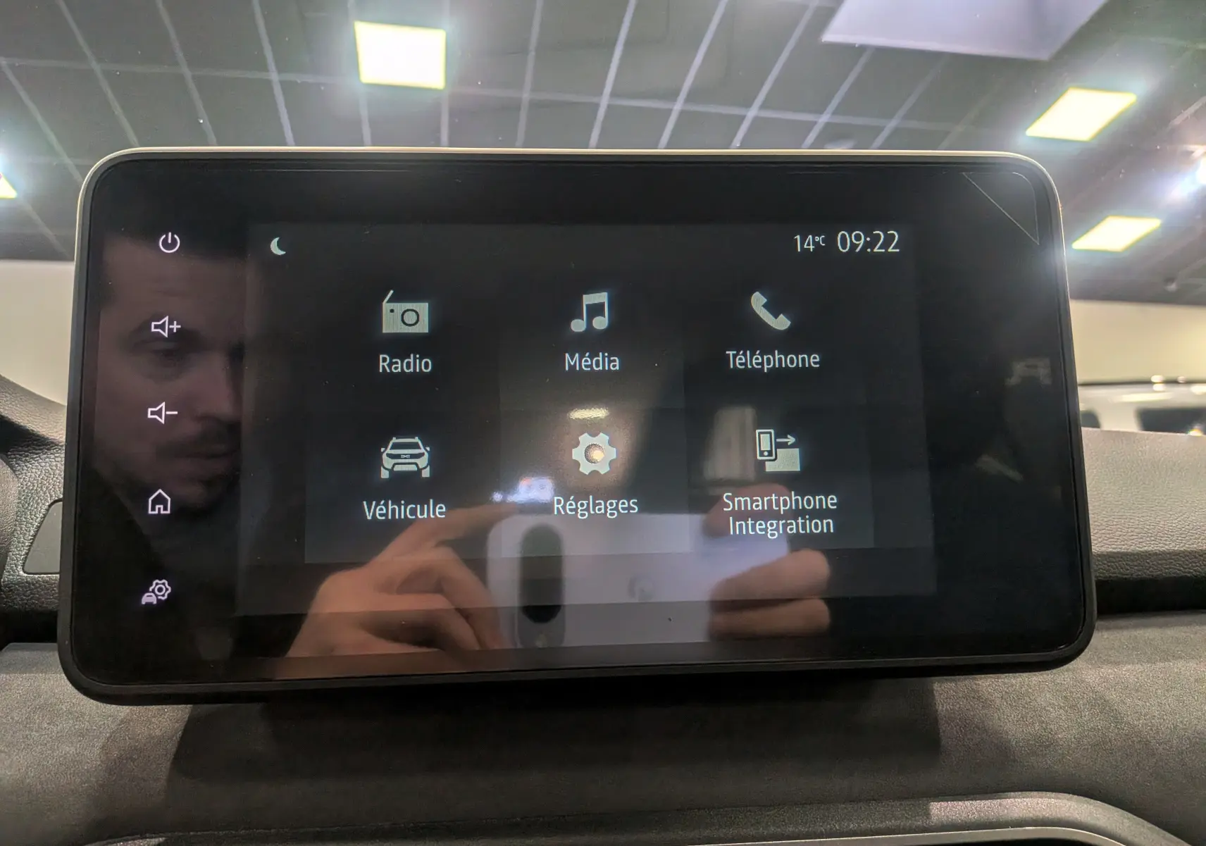 Écran tactile central du tableau de bord de la Dacia Sandero Stepway 2025 affichant les options radio, média, téléphone et réglages.