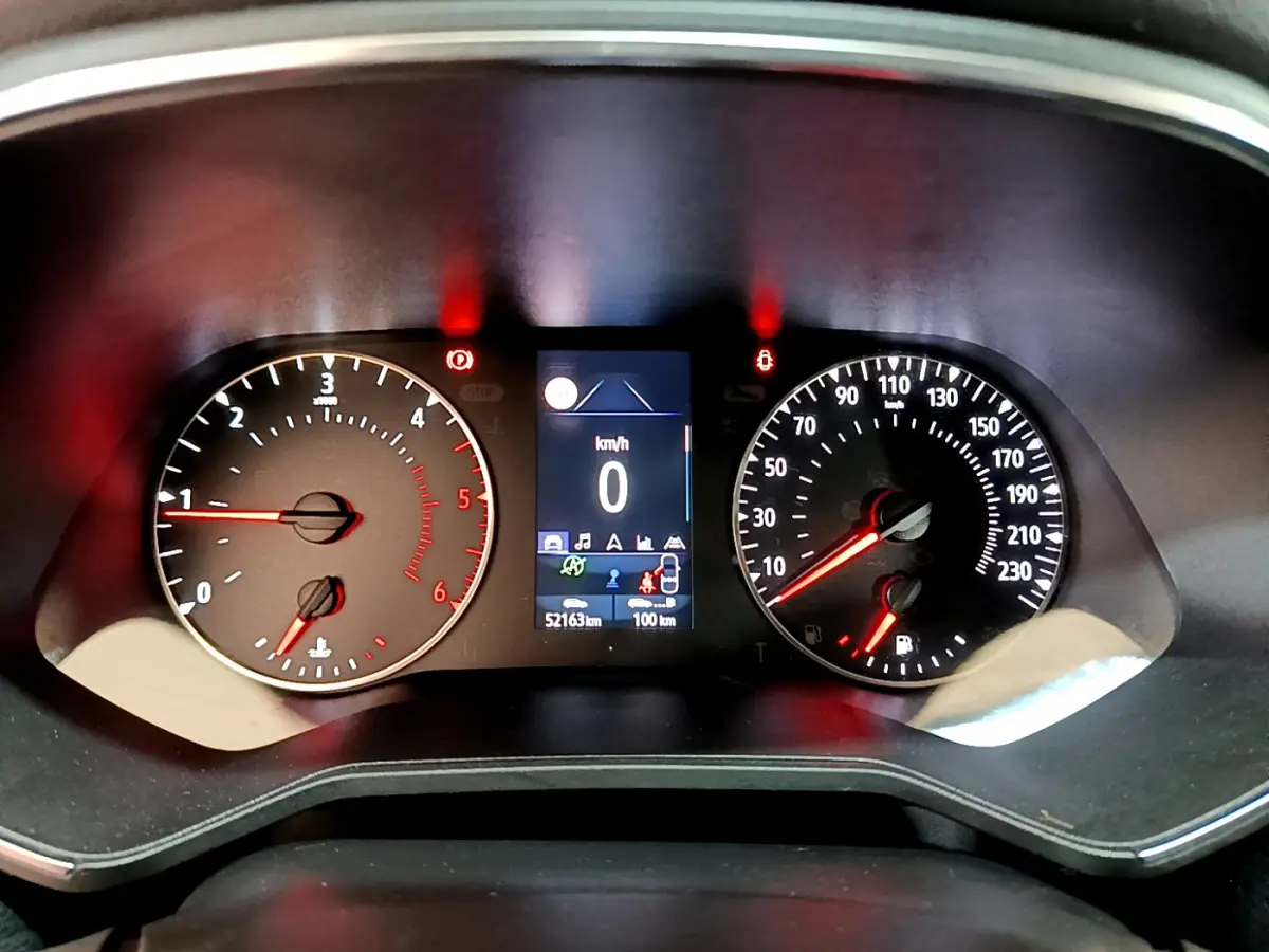 Tableau de bord de Renault Clio Business Blue dCi 85 2020, affichage digital et compte-tours au ralenti.