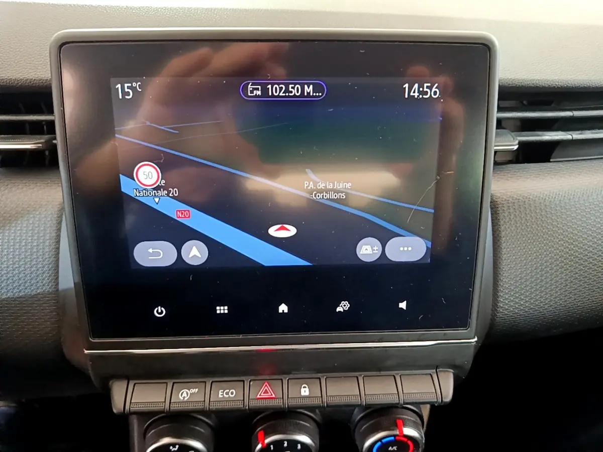 Écran tactile central de navigation affichant une carte, sur tableau de bord noir de Renault Clio Business 2020.