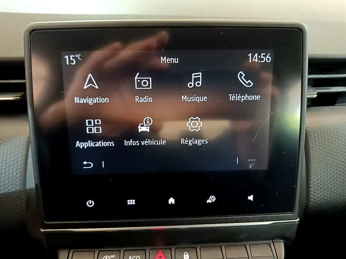 Écran tactile central affichant le menu multimédia dans l'habitacle d'une Renault Clio Business Blue dCi 85 blanche.