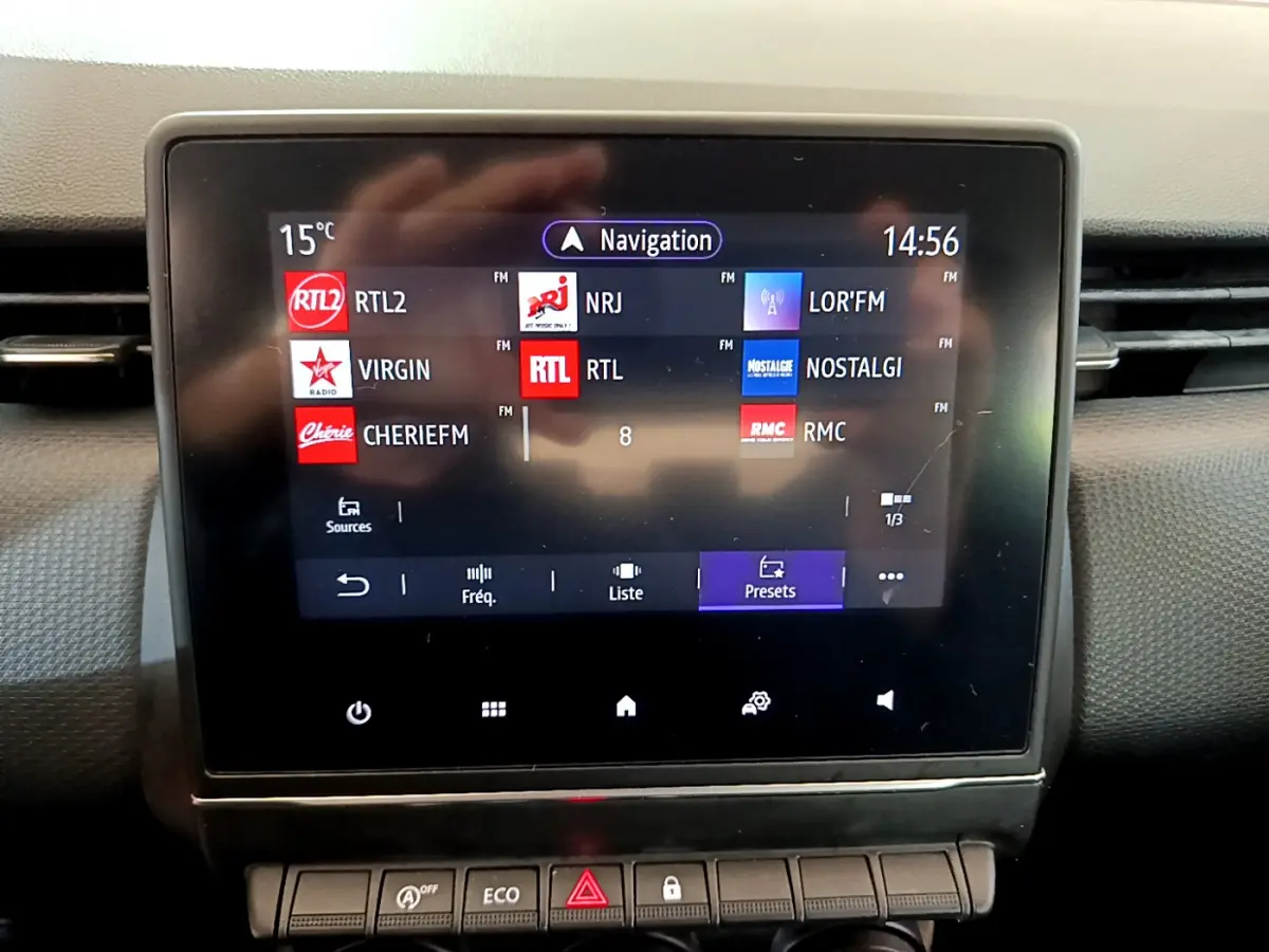 Écran tactile central de la Renault Clio Business Blue dCi 85 2020 affichant les stations radio FM, vue intérieure frontale.