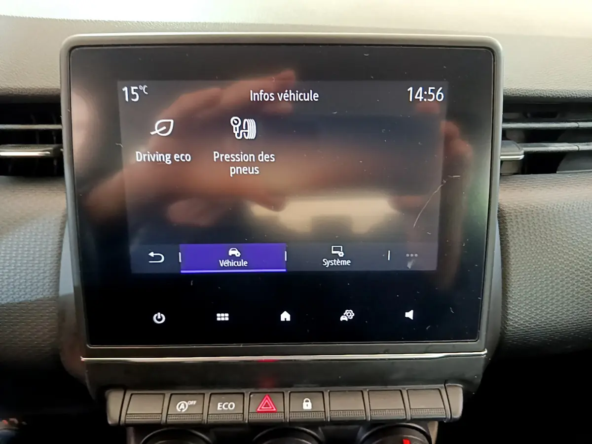 Écran tactile central de la Renault Clio Business Blue dCi 85 affichant les infos véhicule, vue frontale intérieure.