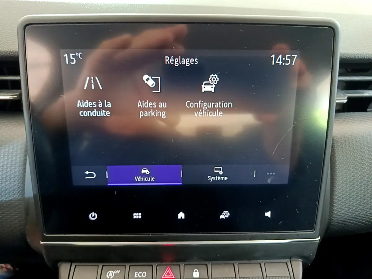 Écran tactile central de la Renault Clio Business Blue dCi 85 2020 affichant les réglages d'aides à la conduite et au parking.