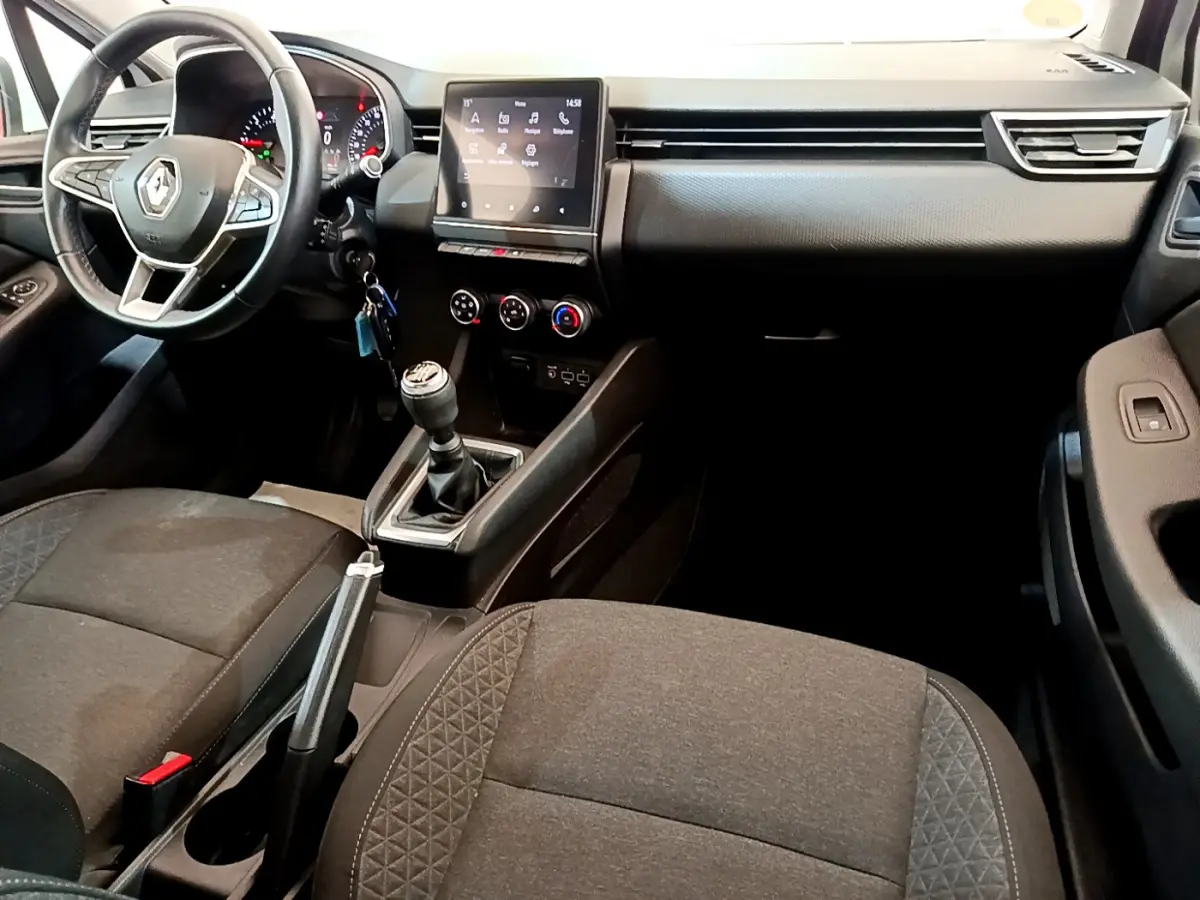 Intérieur noir de la Renault Clio Business Blue dCi 85 2020, vue côté conducteur avec tableau de bord et écran tactile central.