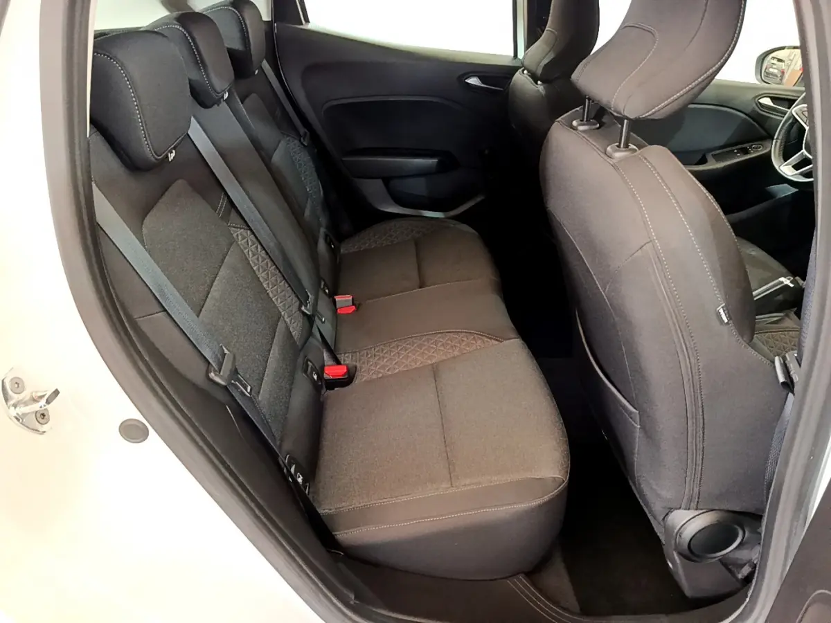 Vue intérieure côté gauche sur la banquette arrière noire et les sièges avant d'une Renault Clio Business 2020 blanche.