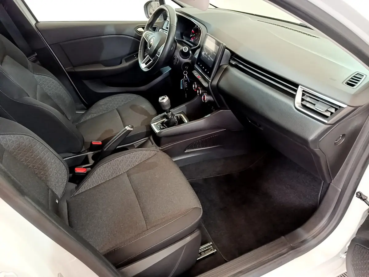 Intérieur de la Renault Clio Business Blue dCi 85 2020 vue côté passager, sièges noirs et tableau de bord moderne.