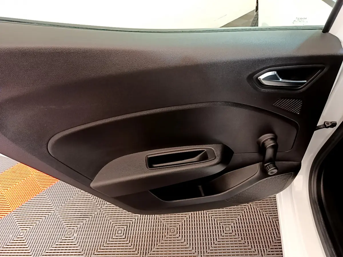 Porte intérieure côté droit noire avec poignée et manivelle de vitre sur Renault Clio Business Blue dCi 85 blanche 2020