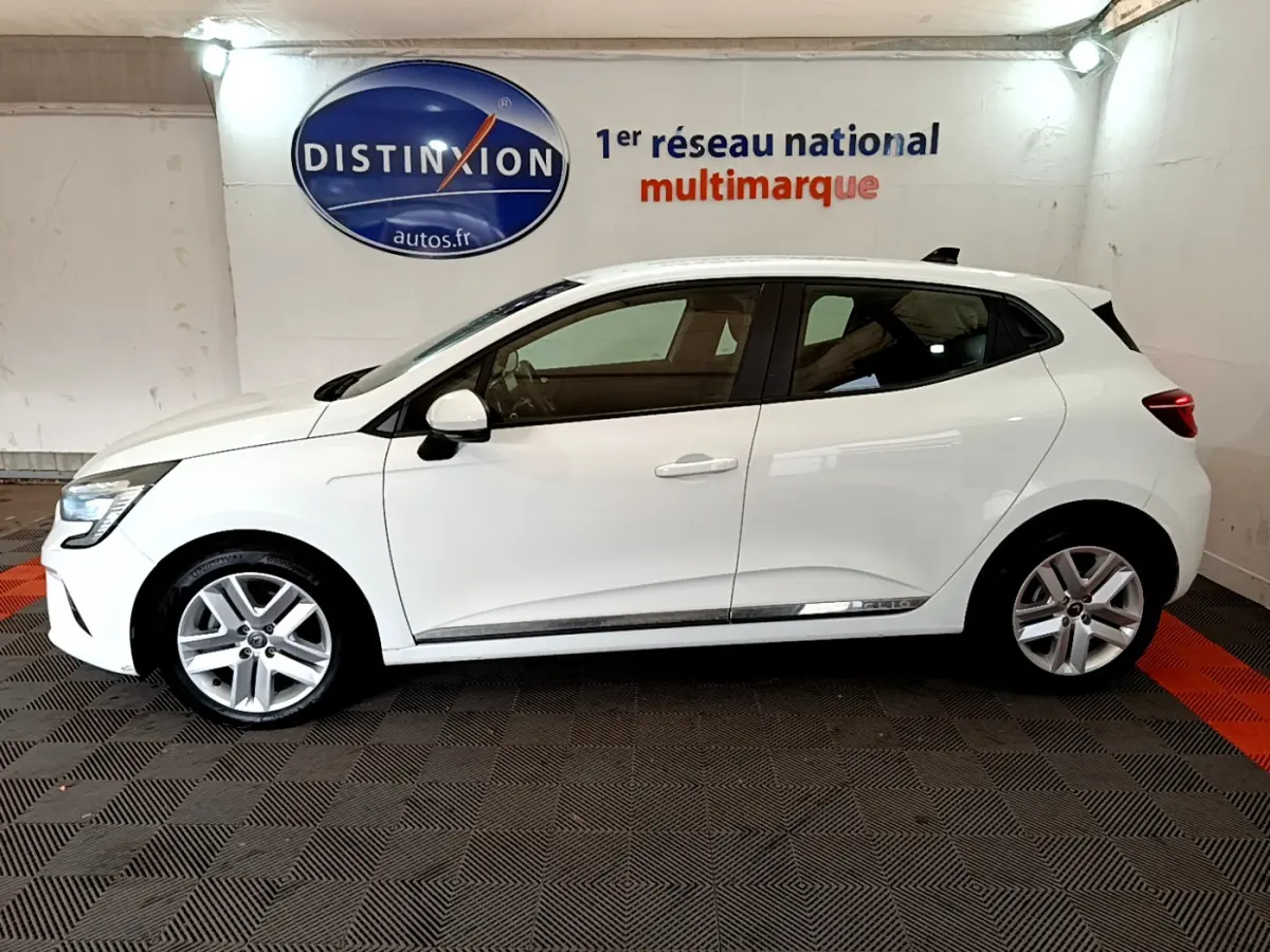 Profil droit d'une Renault Clio Business Blue dCi 85 blanche, avec jantes alliage et feux arrière LED visibles.