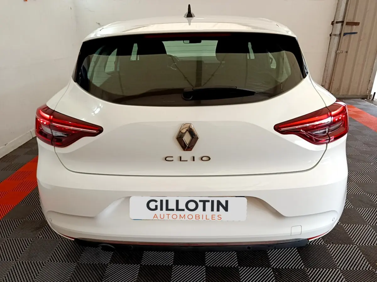 Vue arrière d'une Renault Clio blanche de 2020 avec feux LED et logo Renault bien visibles.