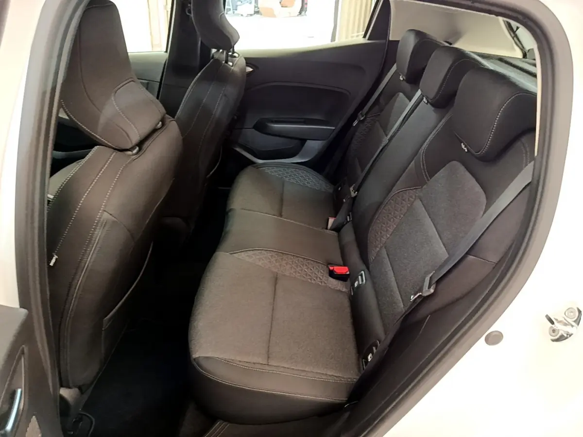 Vue intérieure côté droit sur la banquette arrière noire avec surpiqûres, dans une Renault Clio Business Blue dCi 85 blanche 2020.