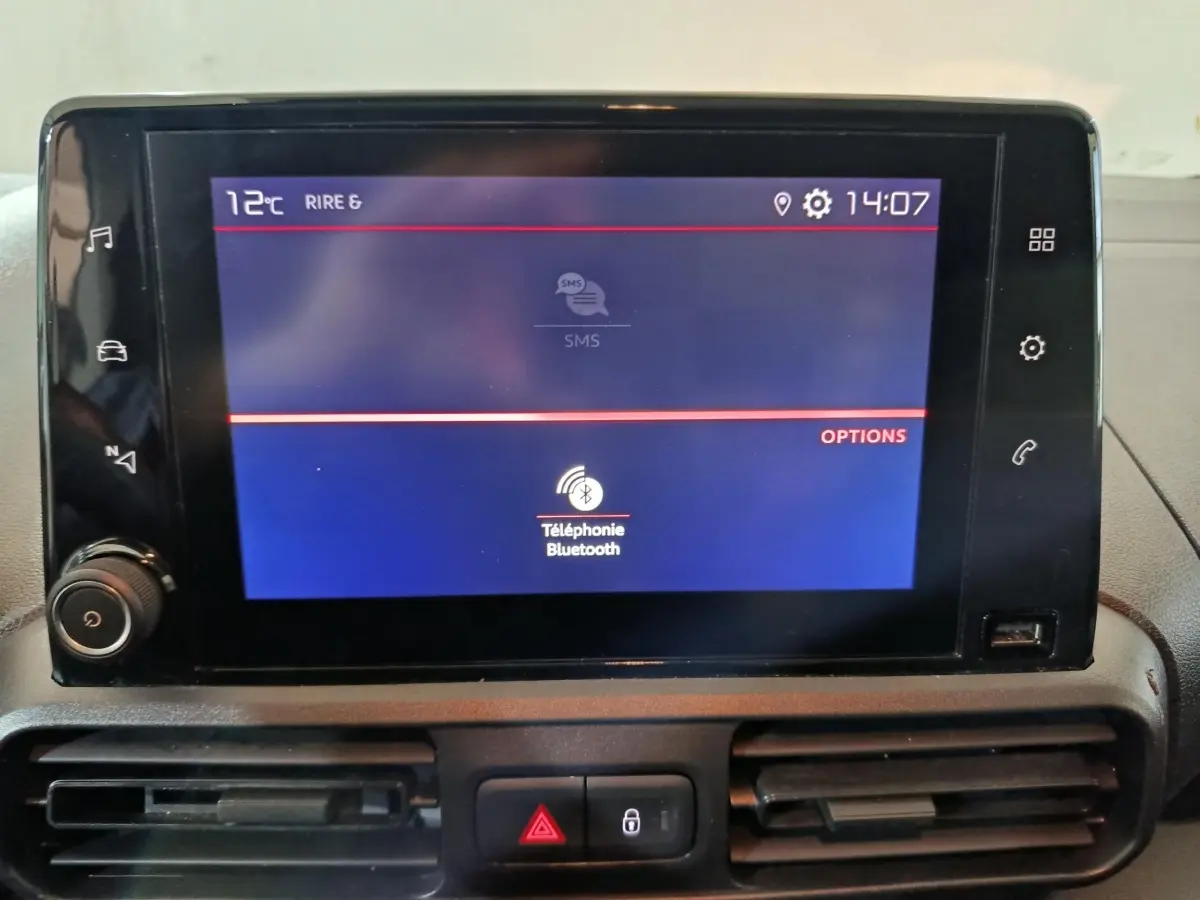 Écran tactile central du tableau de bord du Citroën Berlingo 2021 affichant la fonction Bluetooth en intérieur.