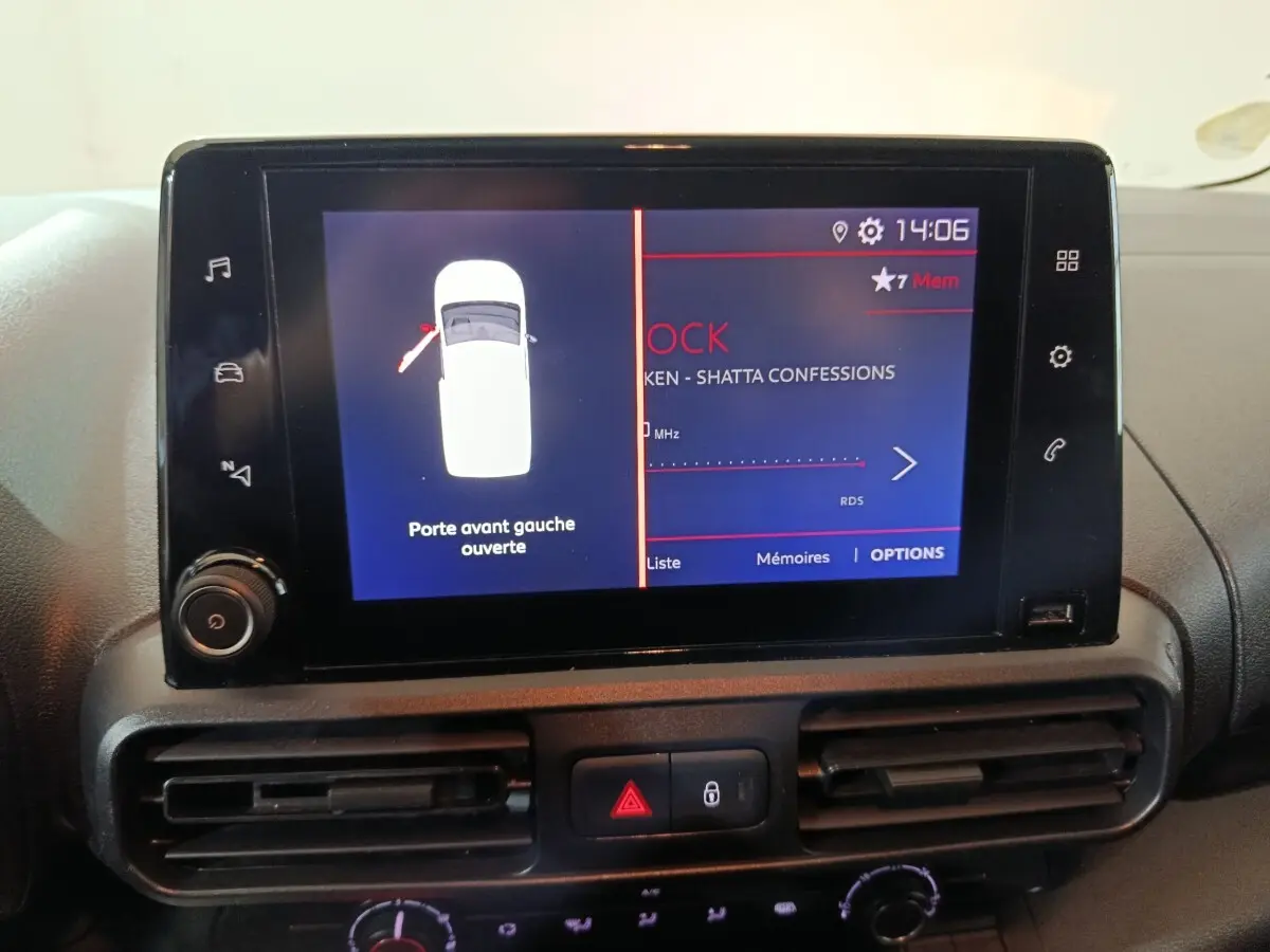 Écran tactile central du Citroën Berlingo 2021 affichant l'alerte porte avant gauche ouverte et la radio en cours.