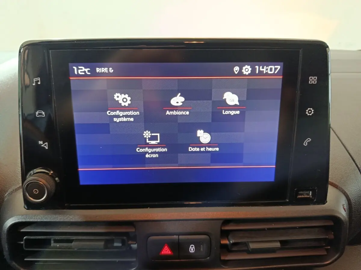 Écran tactile central du tableau de bord du Citroën Berlingo 2021 affichant les réglages système et ambiance.