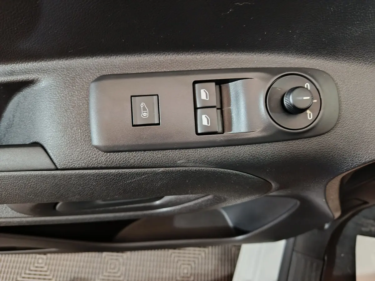 Gros plan sur les commandes de vitres et rétroviseurs côté conducteur du Citroën Berlingo blanc 2021.