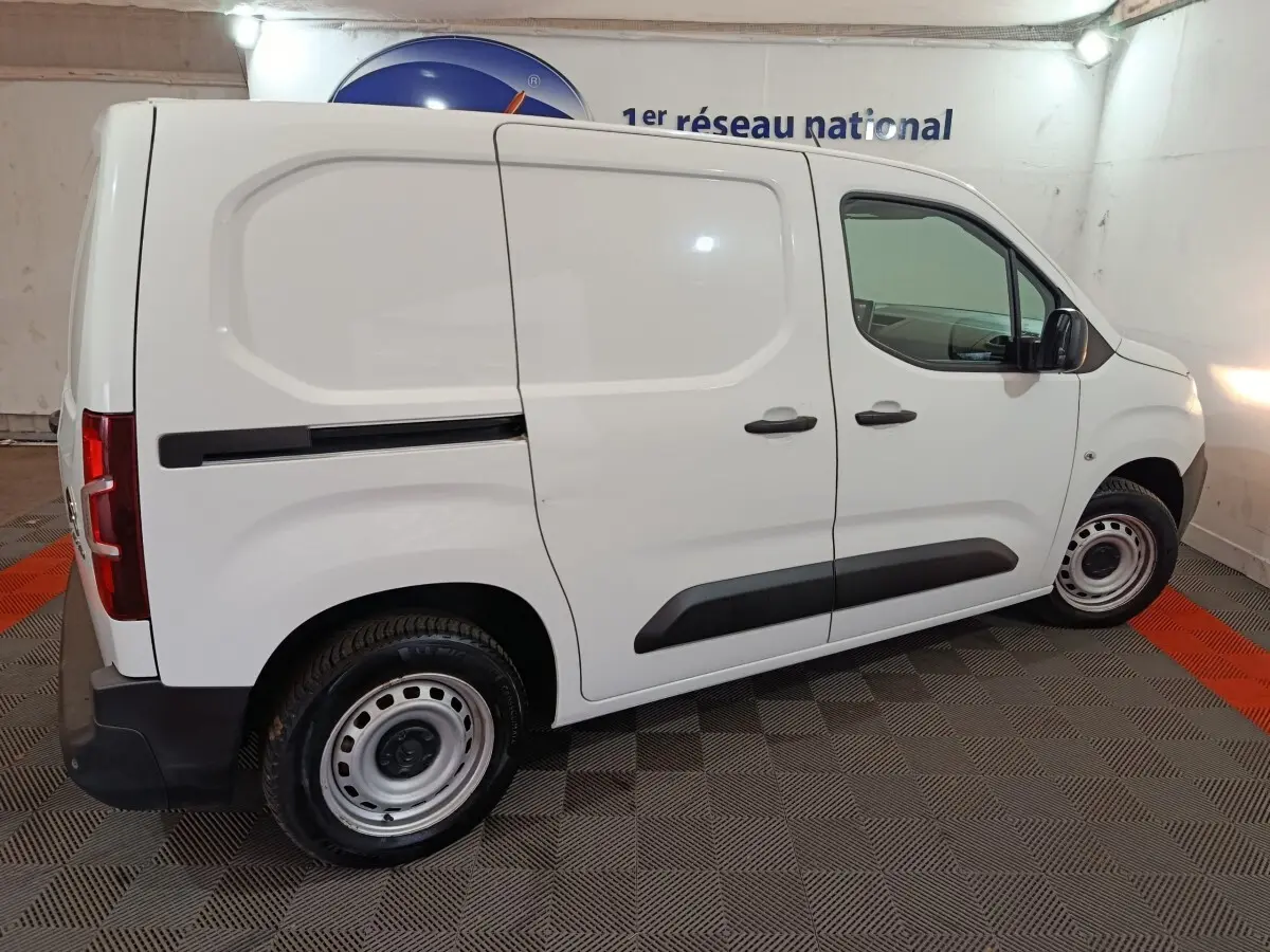 Vue latérale droite d'un utilitaire Citroën Berlingo blanc avec porte latérale coulissante et jantes acier simples.