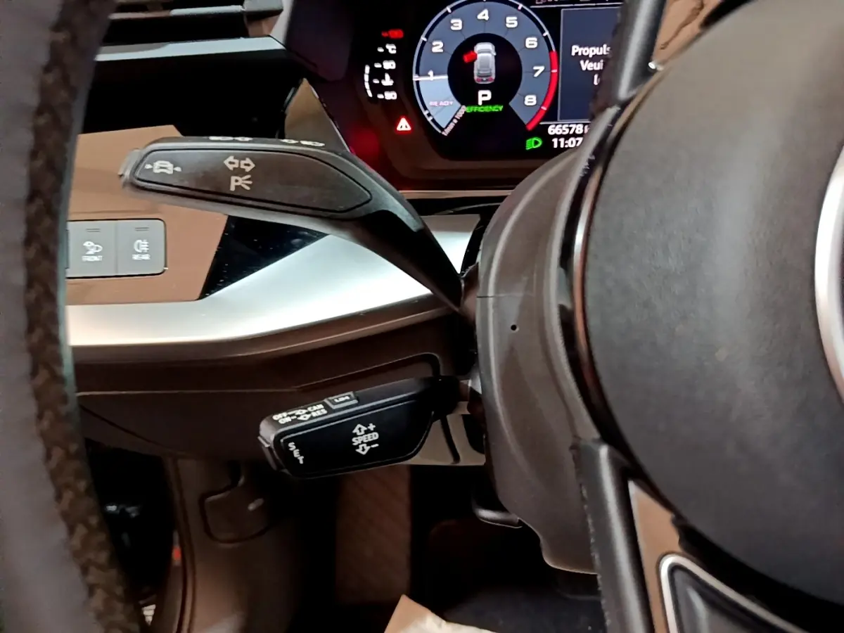 Vue rapprochée du tableau de bord de l'Audi A3 35 TFSI 2021, avec commandes au volant et affichage numérique.