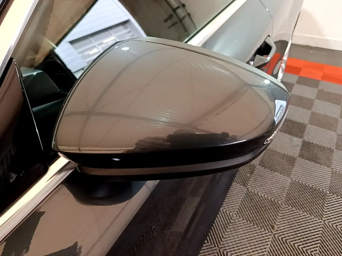 Rétroviseur droit gris foncé de l'Audi A3 35 TFSI 150 MHEV Business Line, vue rapprochée en intérieur.