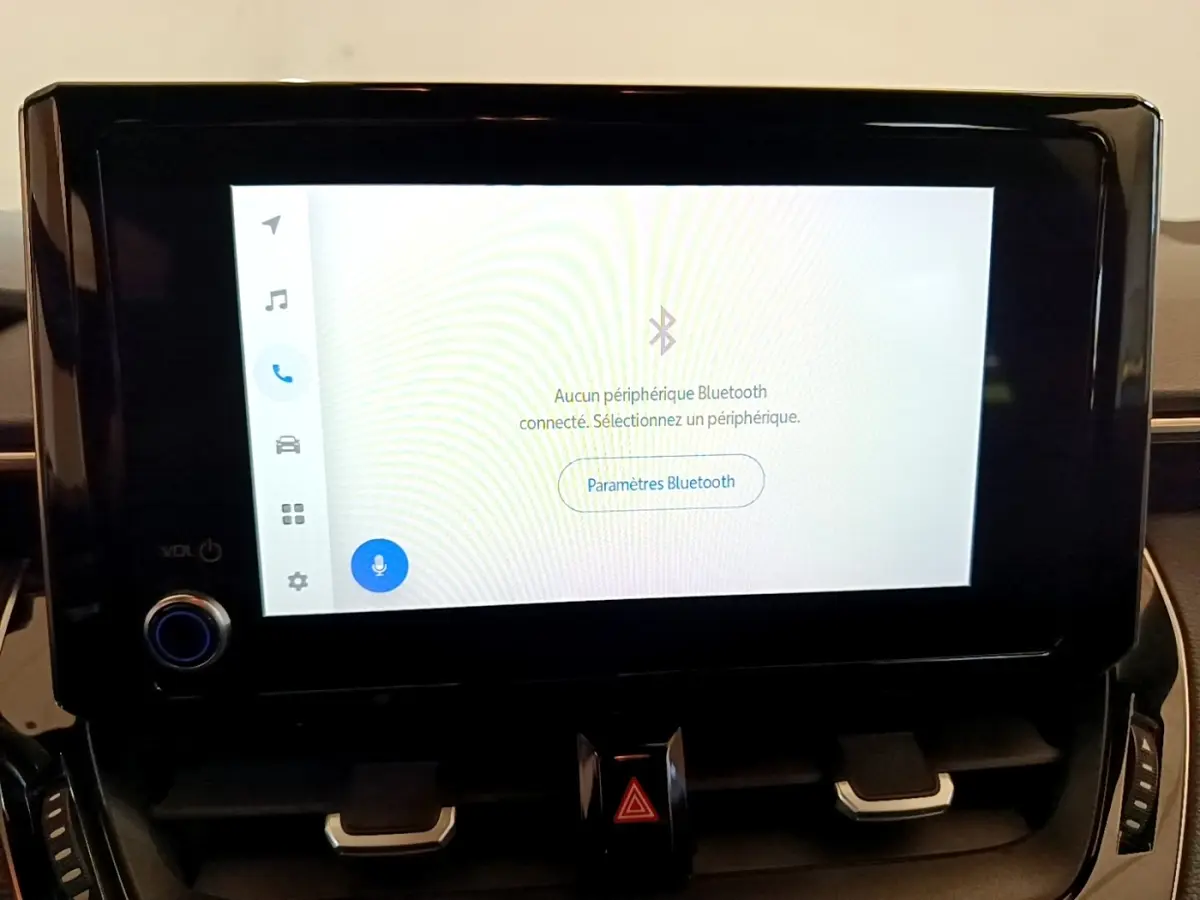 Écran tactile central de 8 pouces de la Toyota Corolla Hybride 2022 affichant le menu Bluetooth en intérieur.