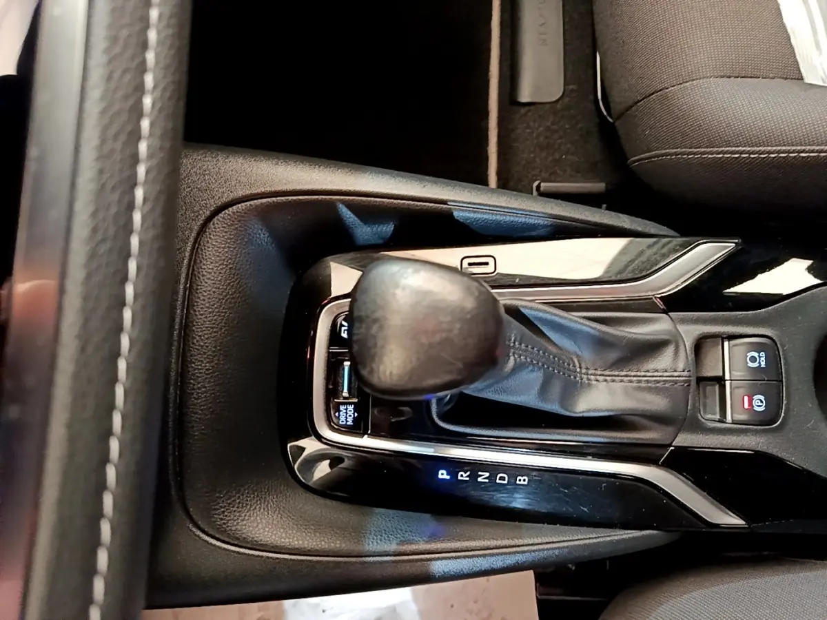 Gros plan sur le levier de vitesses automatique noir et la console centrale de la Toyota Corolla hybride 2022.