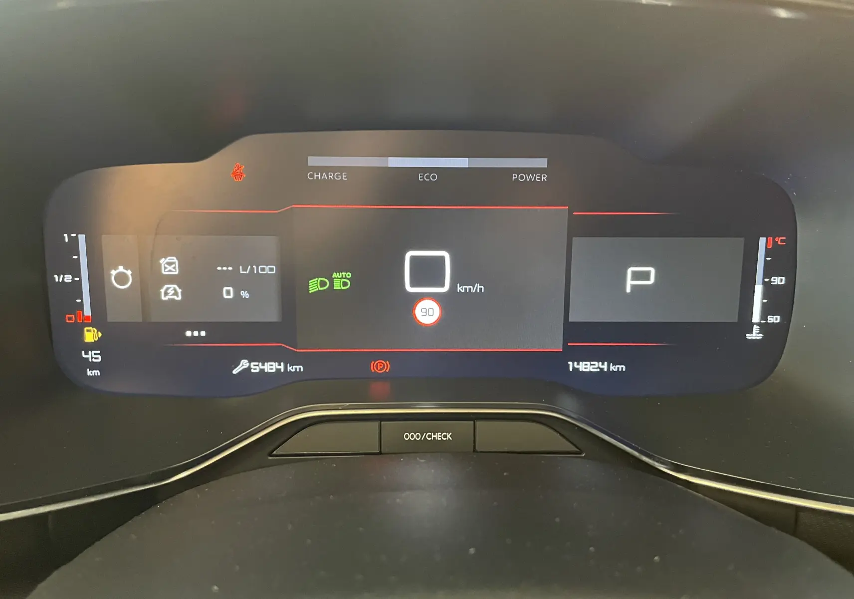 Tableau de bord numérique du Citroën C5 Aircross hybride 2025, affichage de vitesse et indicateurs en vue frontale.