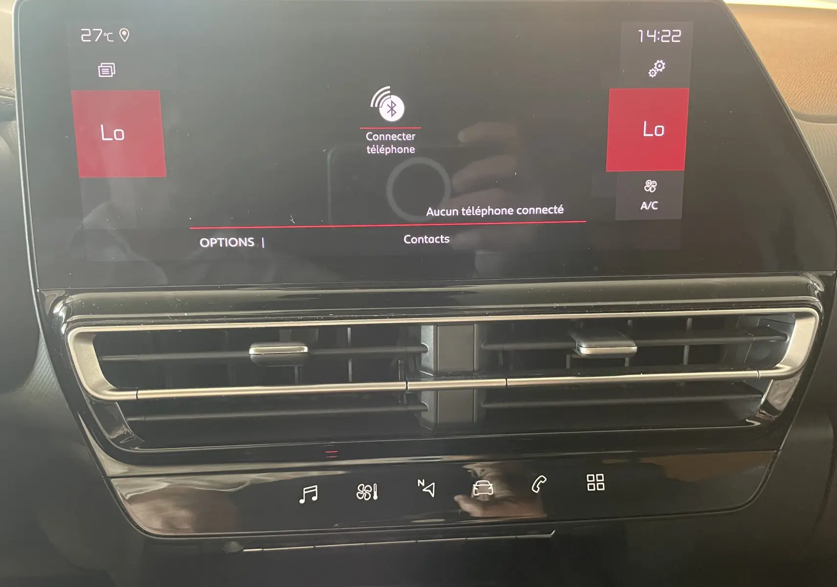 Écran tactile central et commandes climatisation du Citroën C5 Aircross hybride 2025, vue intérieure frontale.