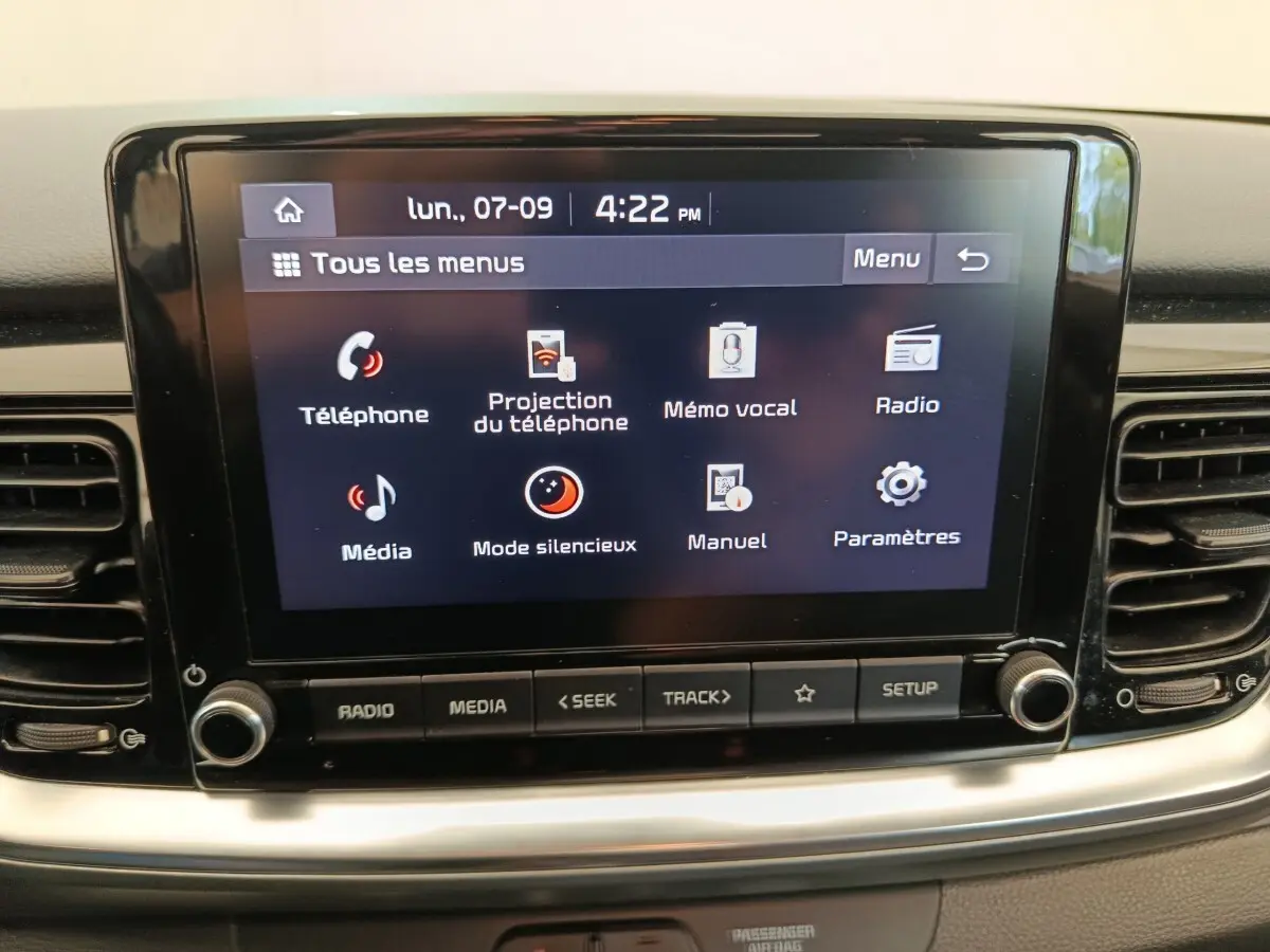 Écran tactile central de 8 pouces du tableau de bord du Kia Stonic 1.0 T-GDI 2023 avec menu affiché en français.