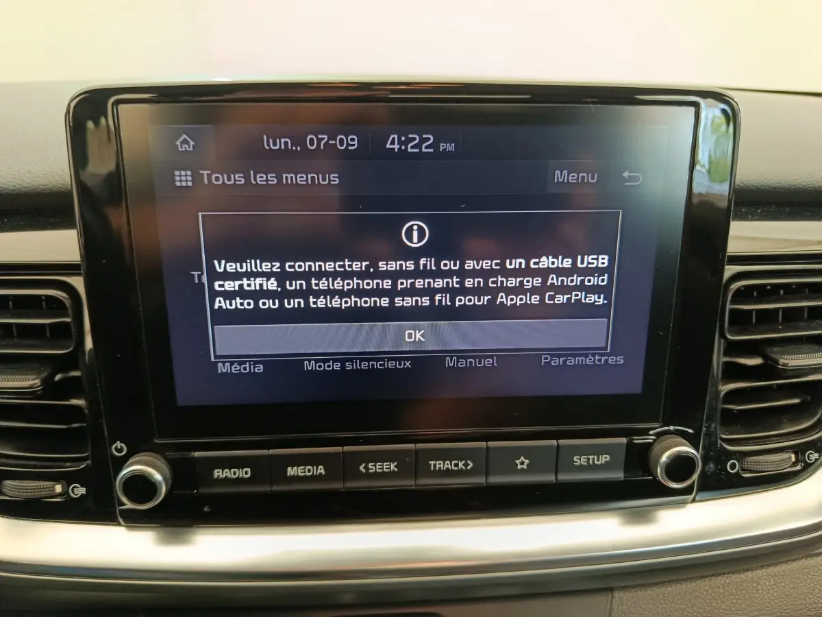 Écran tactile central de la Kia Stonic 2023 affichant un message de connexion USB, entouré de commandes radio et média.