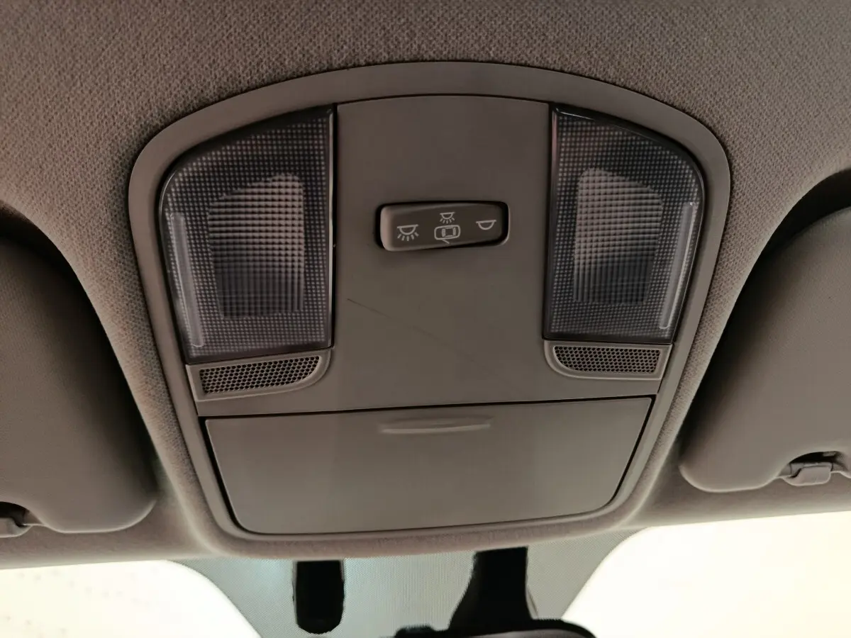 Plafonnier intérieur gris clair avec interrupteur d’éclairage, vue en contre-plongée depuis l’habitacle du Kia Stonic.