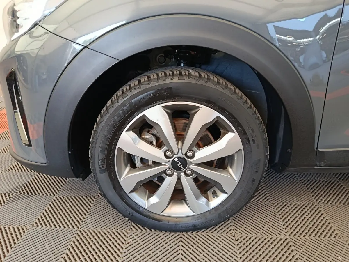 Gros plan sur la roue avant gauche d’un KIA STONIC gris foncé, mettant en valeur la jante alliage et le pneu Michelin.