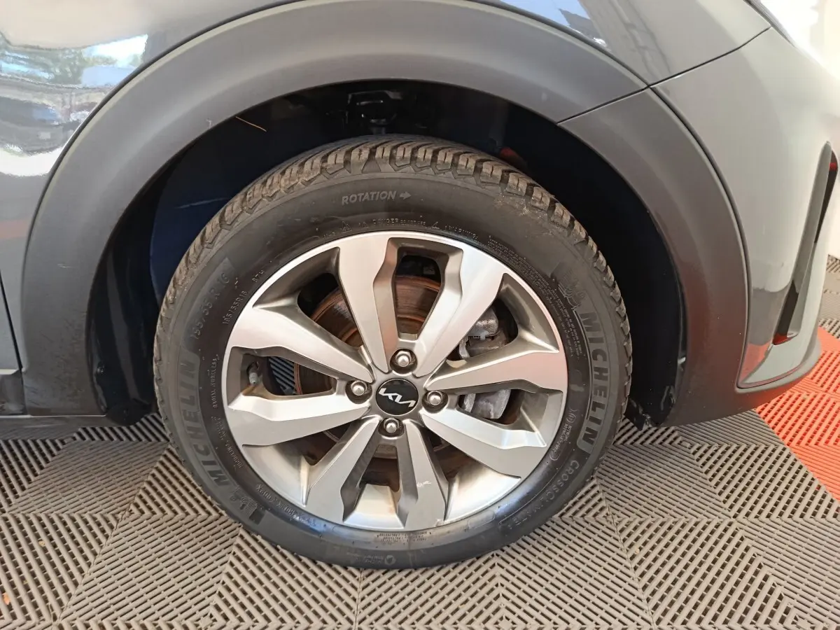 Gros plan sur la roue avant droite gris foncé d’un KIA STONIC 1.0 T-GDI 2023 avec jante alliage et pneu Michelin.