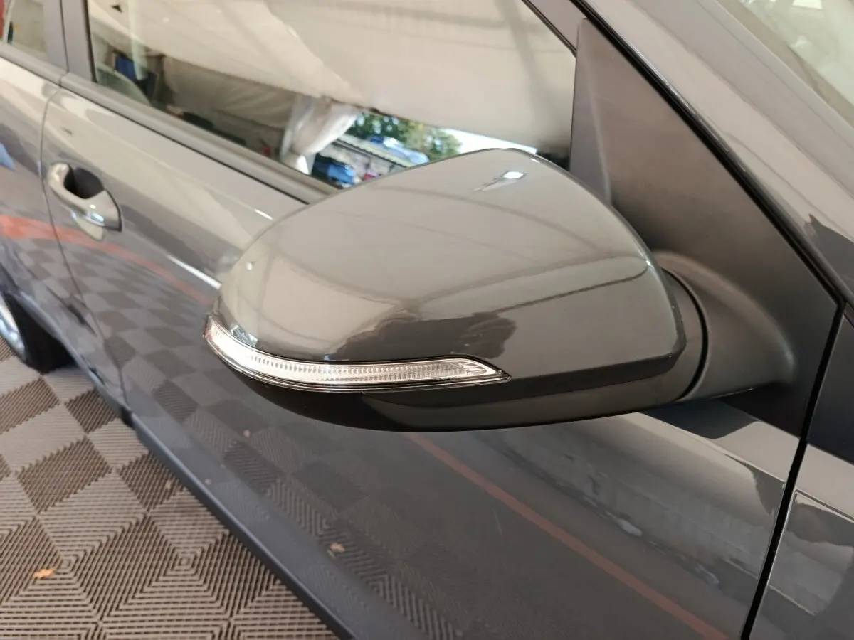 Rétroviseur droit gris foncé du KIA STONIC 2023 avec clignotant intégré, vue rapprochée côté passager.