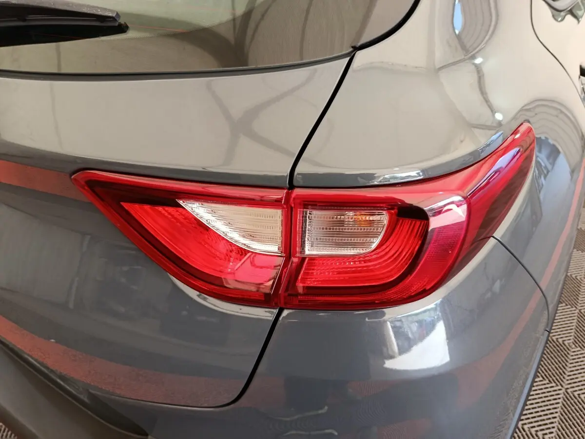 Gros plan sur le feu arrière droit rouge et blanc d’un KIA STONIC gris foncé 2023, version 1.0 T-GDI URBAN.