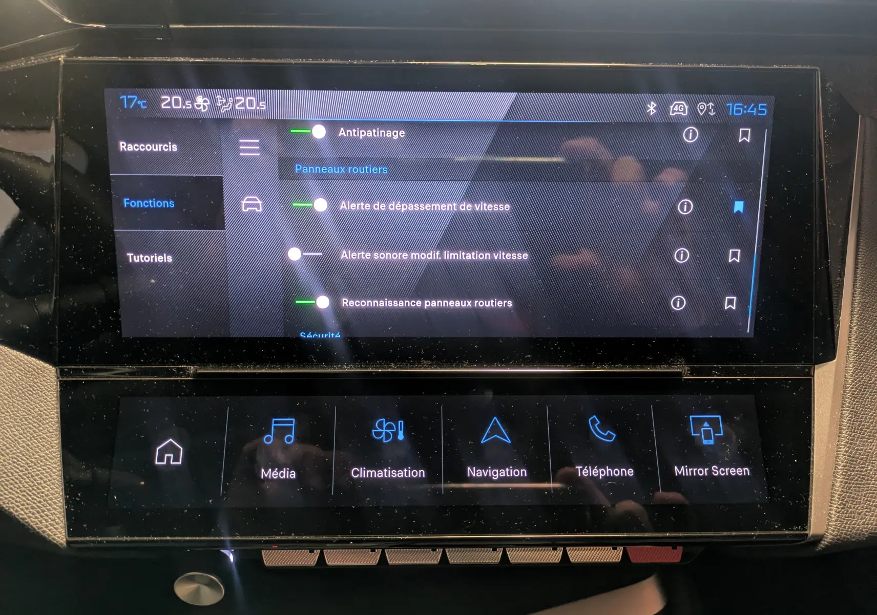 Écran tactile central du tableau de bord de la Peugeot 308 2025, affichant les réglages d'assistance à la conduite.