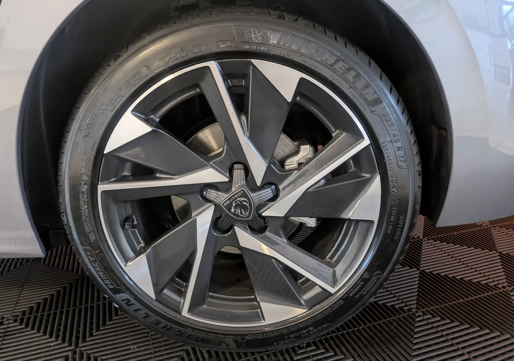 Gros plan sur la jante alliage bicolore de la Peugeot 308 Gris Artense 2025 avec logo lion au centre