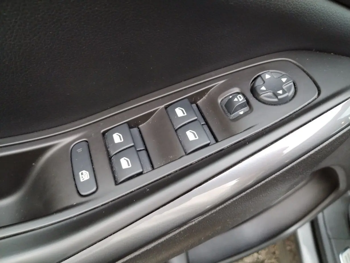 Commande des vitres électriques et réglage des rétroviseurs côté conducteur de l'Opel Grandland X gris platinium 2019.